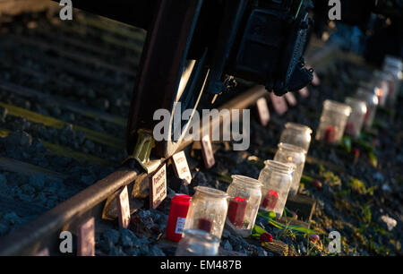 Bergen-Belsen, Deutschland. 15. April 2015. Kerzen stehen vor einem nachgebildeten Waggon an der ehemaligen Laderampe in Bergen-Belsen, Deutschland, 15. April 2015. Die Aktion "Lights on the Tracks" gedenkt der Opfer des NS-Regimes zum 70. Jahrestag der Befreiung des Konzentrationslagers Bergen-Belsen. Foto: Philipp Schulze/Dpa/Alamy Live News Stockfoto