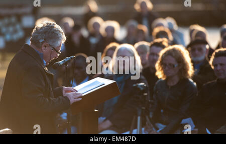 Bergen-Belsen, Deutschland. 15. April 2015. Überlebende Simon Rudelsheim (L) spricht in der Gedenkstätte an der ehemaligen Laderampe in Bergen-Belsen, Deutschland, 15. April 2015. Die Aktion "Lights on the Tracks" gedenkt der Opfer des NS-Regimes zum 70. Jahrestag der Befreiung des Konzentrationslagers Bergen-Belsen. Foto: Philipp Schulze/Dpa/Alamy Live News Stockfoto