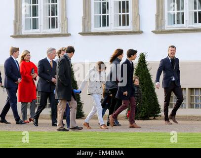 Fredensborg, Dänemark. 16. April 2015. König Carl Gustaf von Schweden, Großherzog Henri von Luxemburg, König Willem-Alexander und Maxima der Königin der Niederlande und König Philippe und Königin Mathilde von Belgien und Prinz Joachim Prinz Henrik und Prinz Felix, Kronprinzessin Mary, Prinz Nikolai und Kronprinz Frederik von Dänemark besuchen der Weckruf für Königin Margrethe 75. Geburtstag in Fredensborg, Dänemark, 16. April 2015. Foto: RPE/Albert Nieboer/Niederlande, - Nein-Draht-SERVICE-/ Dpa/Alamy Live News Stockfoto