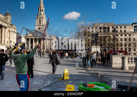 Straße Entertainer Seifenblasen in der Luft am Trafalgar Square in London, Großbritannien Stockfoto