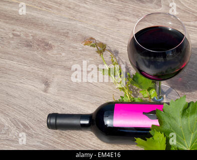 Flasche Rotwein mit Glas Stockfoto