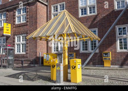 Gelbe Briefkästen der Deutschen Post in der Stadt Bremen, Deutschland Stockfoto