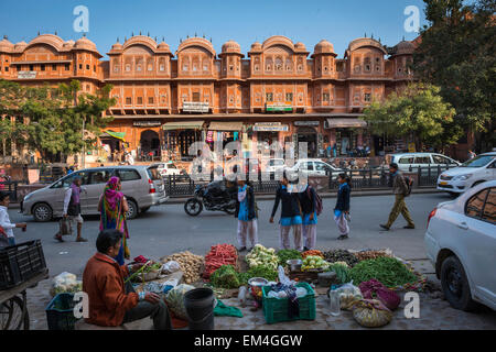 Eine belebte Straße Geschäfte und Anbieter in Jaipur, Rajasthan, Indien Stockfoto