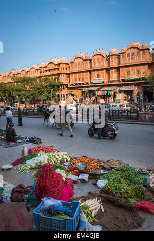 Eine belebte Straße Geschäfte und Anbieter in Jaipur, Rajasthan, Indien Stockfoto