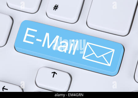 Senden von e-Mail-Nachricht über das Internet auf Computer-Tastatur mit Brief-symbol Stockfoto