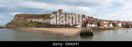 Whitby Hafen und Abbey, Yorkshire, England UK Stockfoto