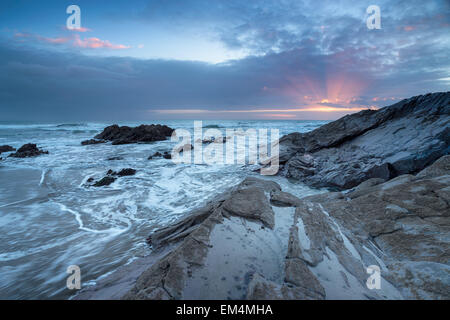 Dramatischen Sonnenuntergang über den Strand von Whitsand Bay an der Küste von Cornwall Stockfoto