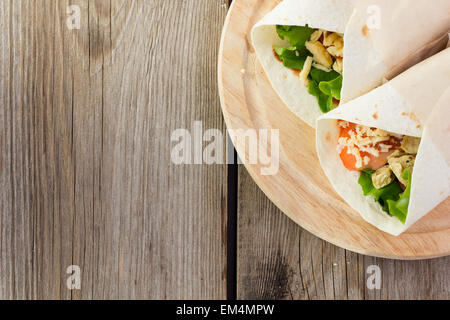 Schuss von Chicken Fajitas Holzplatte Draufsicht rechts Stockfoto