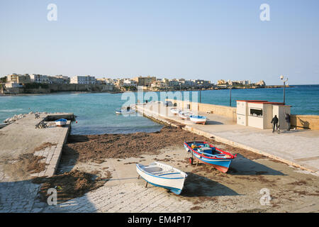 OTRANTO, Italien - 13. März 2015: Strand in der Stadt Otranto, eine Stadt in der Provinz Lecce, Apulien, Italien. Stockfoto