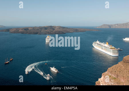 Fira, Santorin, Kykladen, Griechenland Schiffe Vor Dem Hafen Mesa Gialos, Im Hintergrund sterben Vulkaninsel Nea Kameni Stockfoto