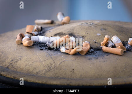 Zigarettenstummel in einem äußeren Aschenbecher Stockfoto