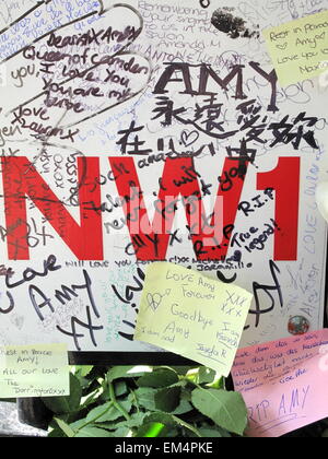 Hommagen an Amy Winehouse nach ihrem Tod von ihren Fans vor ihrem Haus in Camden London im Juli 2011 Stockfoto