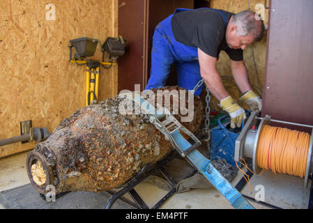 Saalfeld, Deutschland. 16. April 2015. Werner Schmidt, Munition Entsorgung Truppen-Führer mit der Tauber explosive Verordnung Entsorger, bereitet eine Fliegerbombe Transport in Saalfeld, Deutschland, 16. April 2015. Die 500 Pfund (228kg)-Bombe aus dem 2. Weltkrieg entdeckt am Vortag, war heute Nachmittag entschärft. Foto: CANDY WELZ/Dpa/Alamy Live News Stockfoto