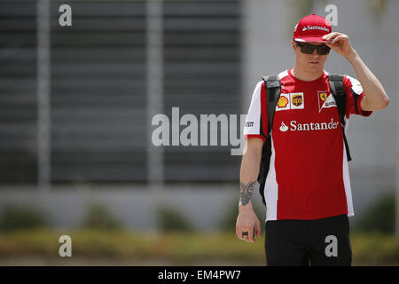 Sakhir, Königreich von Bahrain. 16. April 2015. Während der Vorbereitungen zu den 2015 Formel 1 Bahrain Grand Prix in Bahrain International Circuit in Sakhir, Königreich Bahrain wird im Fahrerlager KIMI RÄIKKÖNEN von Finnland und Scuderia Ferrari gesehen. Bildnachweis: James Gasperotti/ZUMA Draht/Alamy Live-Nachrichten Stockfoto