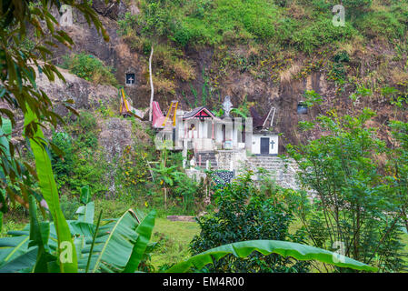 Londa, traditionellen Grabstätte von außergewöhnlicher Schönheit, befindet sich in den Dschungel. Tana Toraja, Süd-Sulawesi, Indonesien. Stockfoto