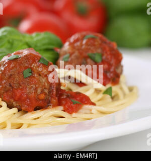 Italienische Küche Spaghetti mit Fleischbällchen Nudeln Nudeln Essen auf einem Teller Stockfoto