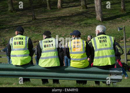 Vier Männer tragen Denke, Fahrrad hohe Sichtbarkeit Jacken zu einem Prescott Hill Climb Motorrad event. Gloucestershire. Großbritannien Stockfoto