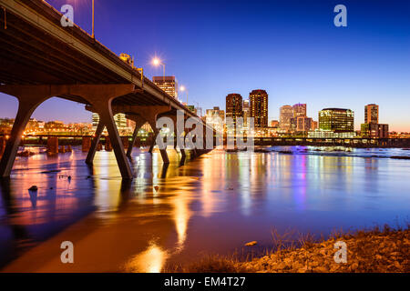 Richmond, Virginia, USA Skyline der Innenstadt am James River. Stockfoto