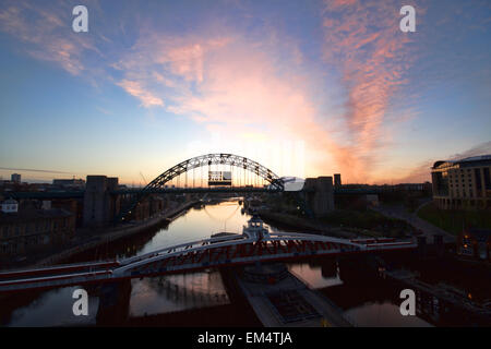 Sonnenaufgang über dem Fluss Tyne Brücken in Newcastle, Tyne and Wear, Großbritannien Stockfoto
