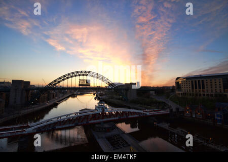 Sonnenaufgang über dem Fluss Tyne Brücken in Newcastle, Tyne and Wear, Großbritannien Stockfoto