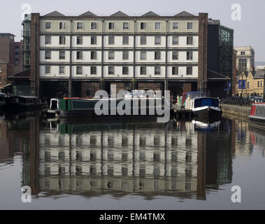 Ein Blick auf Victoria Kais Kanal-Becken in Sheffield, zeigt die restaurierte Straddle Lager, Baujahr 1895-98 Stockfoto