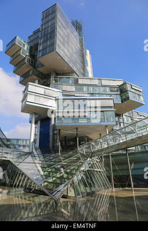 Nord LB Bank Gebäude bietet einen faszinierenden Anblick mit seinen verdrehten Stapel von verschachtelten Glaswürfel Stockfoto