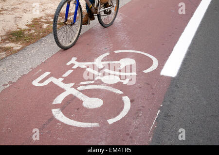 Zyklus Lane und Radfahrer, Formentera, Balearen, Spanien Stockfoto