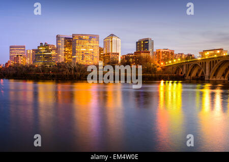 Rosslyn, Arlington, Virginia, USA Skyline auf dem Potomac River. Stockfoto