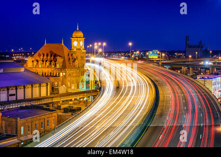 Richmond, Virginia, USA am historischen Main Street Station und Interstate 95. Stockfoto