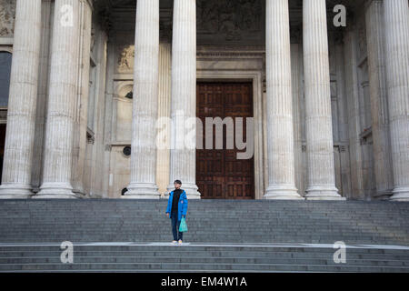 Touristen in der St. Pauls Cathedral nehmen ihre verschiedenen Fotomotive. London, UK. St. Pauls ist eine anglikanische Kathedrale. Str. Pauls sitzt auf dem höchsten Punkt in der City of London. Die heutige Kirche stammt aus dem späten 17. Jahrhundert entstand ein englischer Barock-Design von Sir Christopher Wren, als Teil einer großen Wiederaufbau Programm in der Stadt stattfand. Stockfoto