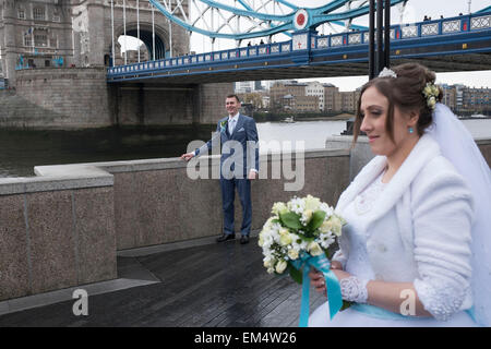 Russische Braut und Bräutigam haben ihre Hochzeitsfotos von Tower Bridge, London, UK. Es ist eine gemeinsame Website, Russisch und andere Nationalitäten, die vor der Hochzeit Fotos, die an berühmten Sehenswürdigkeiten rund um die Hauptstadt zu sehen. Stockfoto