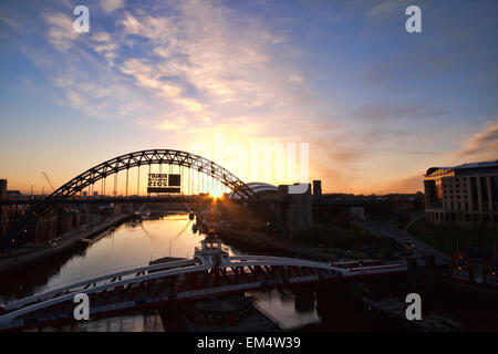Sonnenaufgang über dem Fluss Tyne Brücken in Newcastle, Tyne and Wear, Großbritannien Stockfoto