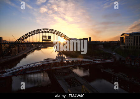 Sonnenaufgang über dem Fluss Tyne Brücken in Newcastle, Tyne and Wear, Großbritannien Stockfoto