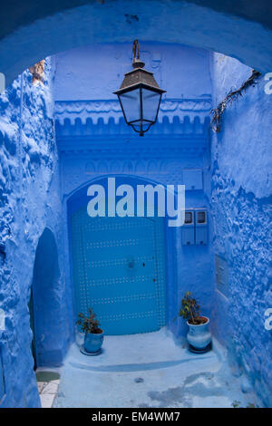 traditionelle blaues Haus mit blauen Tür in der Medina von Chefchaouen (Chaouen), Rif-Gebirge, Marokko, Afrika Stockfoto