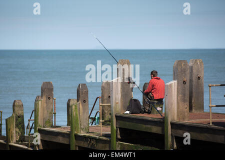 Aberystwyth, Wales, UK. 16. April 2015.  Das Wetter. Angeln vom Holzsteg in der Frühlingssonne Credit: Alan Hale/Alamy Live News Stockfoto