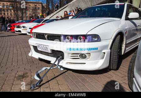 Sankt-Petersburg, Russland-11. April 2015: White Mitsubishi Galant Limousine Auto steht auf der Stadtstraße geparkt Stockfoto
