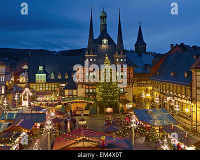 Rathaus mit Weihnachtsmarkt in Wernigerode, Deutschland Stockfoto