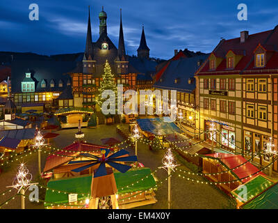 Rathaus mit Weihnachtsmarkt in Wernigerode, Deutschland Stockfoto