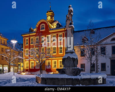 Rathaus mit Waffenschmied Brunnen in Suhl, Thüringen, Deutschland Stockfoto