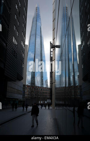 Die Scherbe spiegelt sich im Doppel gegen Hochhäuser in mehr London, UK. Die Scherbe, auch genannt der Shard of Glass, Shard London Bridge und London Bridge Tower, früher ist eine 87-geschossiges Hochhaus in London Teil der London Bridge Quartal Entwicklung. Stockfoto