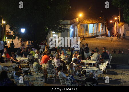 Leute sitzen an einer Bar im Freien auf einem Platz in Trinidad, Kuba, Karibik, Lateinamerika Stockfoto