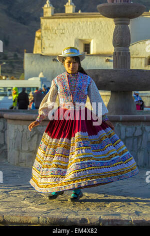 Peruanische Mädchen in traditioneller Tracht, tanzen im Morgenlicht. Stockfoto