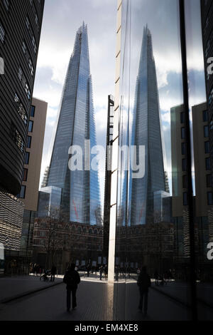 Die Scherbe spiegelt sich im Doppel gegen Hochhäuser in mehr London, UK. Die Scherbe, auch genannt der Shard of Glass, Shard London Bridge und London Bridge Tower, früher ist eine 87-geschossiges Hochhaus in London Teil der London Bridge Quartal Entwicklung. Stockfoto