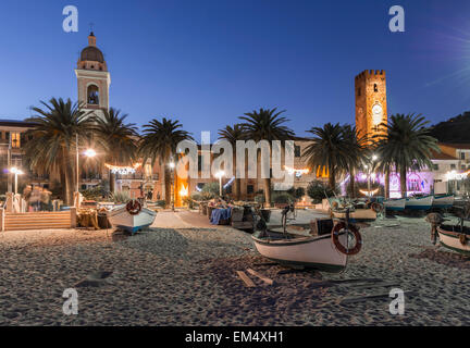 Blick auf den Strand von Noli, in der ligurischen Riviera und seine Boote Stockfoto