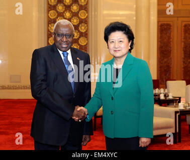 Peking, China. 16. April 2015. Chinese Vice Premier Liu Yandong (R) trifft sich mit Lamine Diack, Präsident von der International Association of Leichtathletik Verbände (IAAF), in Peking, Hauptstadt von China, 16. April 2015. © Ding Lin/Xinhua/Alamy Live-Nachrichten Stockfoto