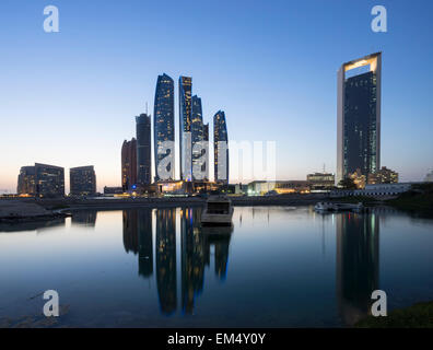 Nacht-Skyline-Blick von Etihad Towers in Abu Dhabi, Vereinigte Arabische Emirate Stockfoto