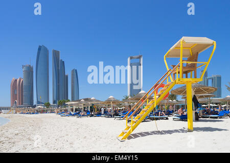 Skyline-Blick von Etihad Towers vom Luxus Hotelstrand in Abu Dhabi, Vereinigte Arabische Emirate Stockfoto