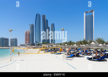 Skyline-Blick von Etihad Towers vom Luxus Hotelstrand in Abu Dhabi, Vereinigte Arabische Emirate Stockfoto