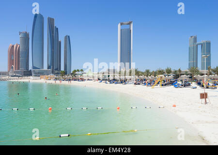 Skyline-Blick von Etihad Towers vom Luxus Hotelstrand in Abu Dhabi, Vereinigte Arabische Emirate Stockfoto