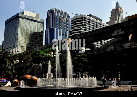 Bangkok, Thailand: Drei Elefanten Skulptur und musikalische Brunnen auf dem Platz des Central World shopping Plaza Stockfoto